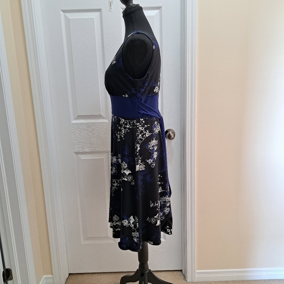 Jessica Floral Print Dress Black White Blue Tie Waist Tank Style V Neck Size 10 - Picture 4 of 14